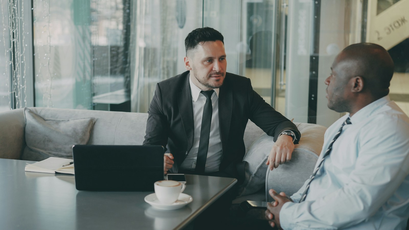 Consultora explicando finanzas
